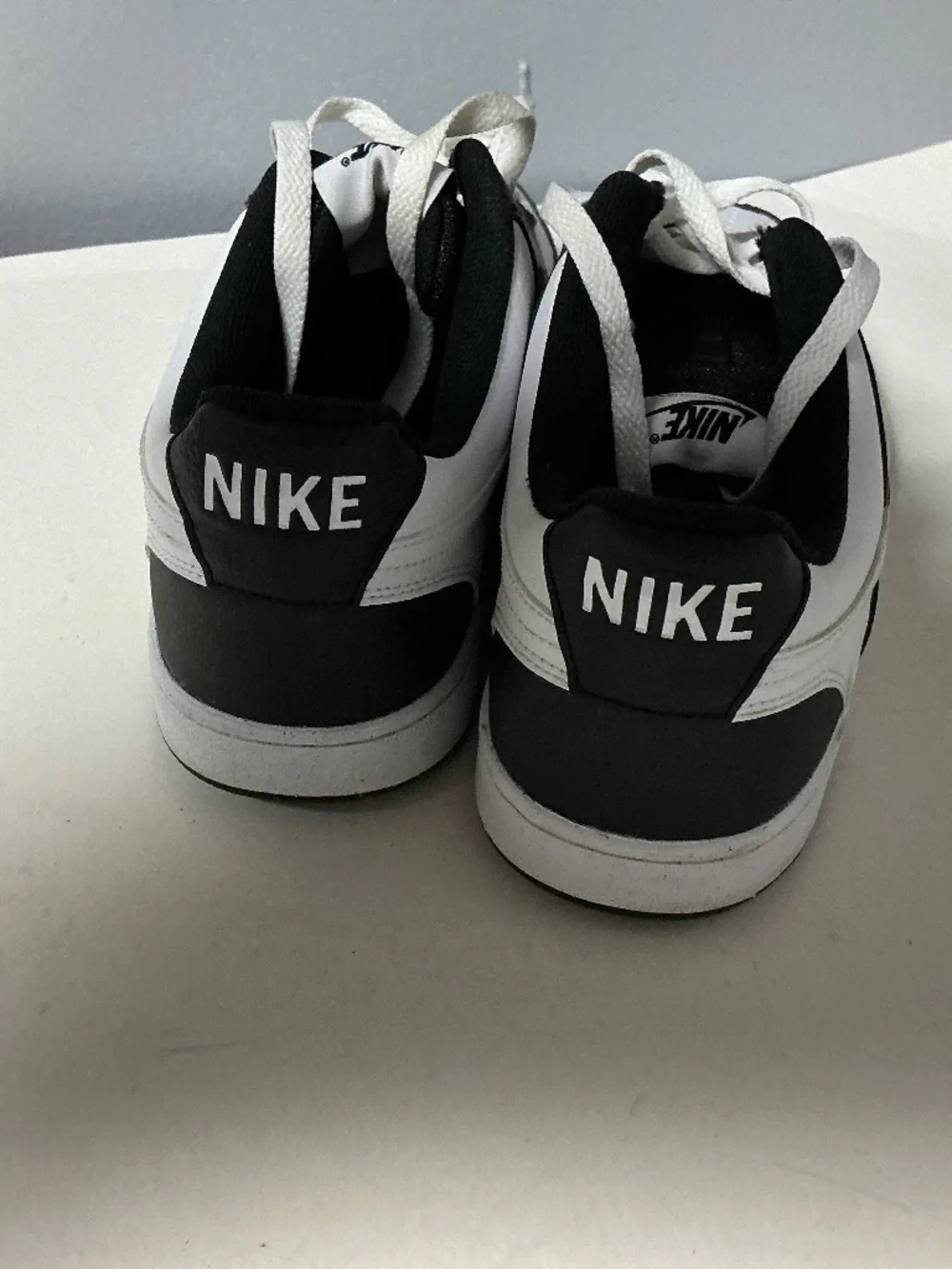Nike listing pair